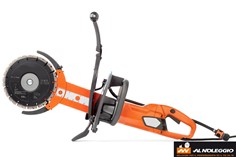 Mototroncatrice automatica - Profondità massima di taglio 400mm, perfetta per lavori di precisione su vari materiali. 