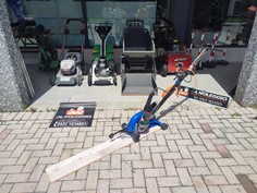 Sega per parquet Con la nuova sega per parquet, il motore da 2400 Watt e le lame per segare speciali