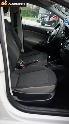 Auto utilitaria con climatizzatore e autoradio 