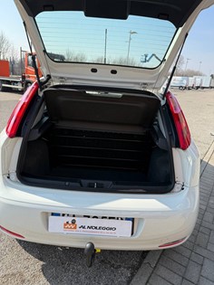 Fiat Punto a noleggio con cambio manuale e climatizzatore 
