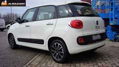 Fiat 500L bianca vista laterale destra 