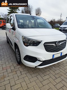 Opel Combo bianco vista laterale sinistra 