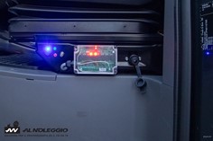 Carro attrezzi con doppio sistema di fissaggio per moto e auto 