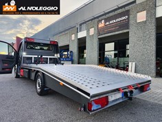 Carroattrezzi con rampe a scomparsa da 2300 mm per facilitare il carico 