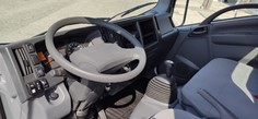 vista degli interni del furgone trilaterale isuzu 