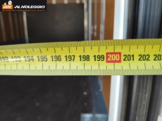 Furgone Nissan NT400 container sponda - Vista laterale con dettaglio ruote 
