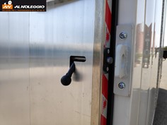 Furgone Nissan NT400 con container e sponda, ambiente urbano 