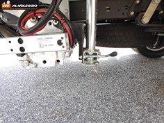 Furgone Nissan NT400 con container e sponda, dettaglio equipaggiamento 