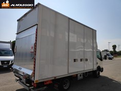 Dettaglio porte posteriori del furgone Nissan NT400 con container e sponda 