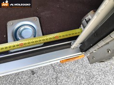 Interno del vano di carico del furgone Nissan NT400 
