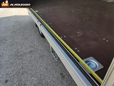 Furgone Nissan NT400 con sponda laterale aperta 