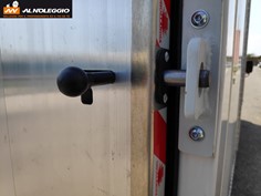 Furgone Nissan NT400 con container e sponda, vista frontale 