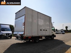 Furgone Nissan NT400 con sponda, vista posteriore 