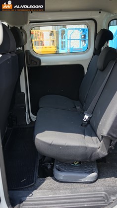 Furgone Nissan NV200 usato - Vista dei sedili anteriori 
