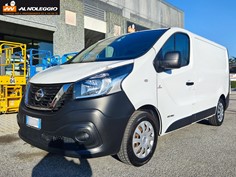 Vista frontale del Nissan NV300 bianco in vendita 
