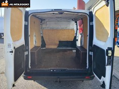 Vista posteriore del Nissan NV300 con porte aperte 