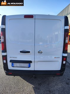 Nissan NV300 - Anno 2017 - 3 posti - Motore 1.6 Turbo Diesel - Cambio manuale 6 marce - Sensori parcheggio - Serbatoio 105L - Vano di carico 2.40x1.63x1.35m - Portata 900kg o 5.30mc - Gancio traino 2000kg 