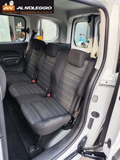 Interni dell'Opel Combo Life 2020 con 5 posti 
