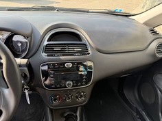 Auto compatta diesel con 5 porte e 4 posti 