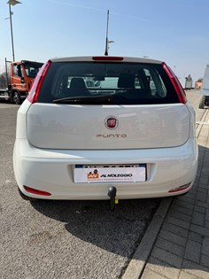 Auto a noleggio con gancio traino e portata 480 kg 