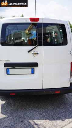 Nissan NV200 con porte laterali scorrevoli 