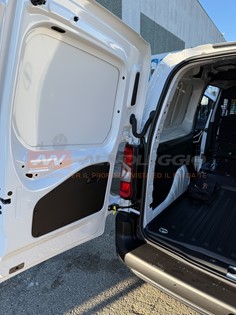 Interni Opel Combo con 3 sedili anteriori e comfort avanzato 