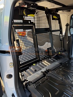 Vista laterale Opel Combo con specchietti elettrici e design compatto 
