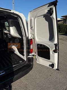 Furgone Opel Combo con equipaggiamento sicurezza: ABS, ESP e airbag 