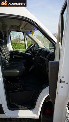 Opel Movano furgone compatto con vano spazioso 