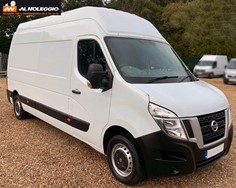 Vano carico del furgone Nissan NV400 Passo Lungo, lunghezza 3,45 m, altezza massima 2,120 m 