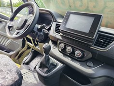 Comfort interno del pulmino Renault Trafic 9 posti 