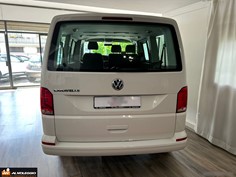 Interni posteriori del Minibus 9 posti Volkswagen Caravelle con sedili in stoffa nera 