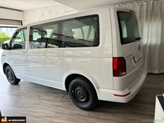 Vista laterale destra del Minibus 9 posti Volkswagen Caravelle bianco 