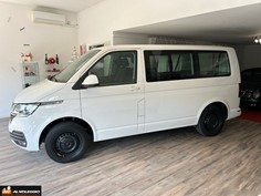 Vista laterale sinistra del Minibus 9 posti Volkswagen Caravelle bianco 