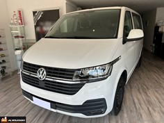 Vista frontale del Minibus 9 posti Volkswagen Caravelle bianco 
