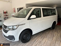 Vista posteriore del Minibus 9 posti Volkswagen Caravelle bianco 