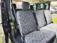 Dettaglio dei sedili posteriori del Renault Trafic 9 posti 