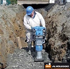 Macchina movimento terra | Costipatore piastra vibrante verticale 70kg a Oderzo Se cerchi una macchina movimento terra affidabile, potente e versatile, il costipatore piastra vibrante verticale 70kg fa al caso tuo. Dotato di motore a benzina a 4 tempi, ha un peso di 70 kg e una larghezza di 280 mm.