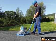 Piastra vibrante monodirezionale 60kg: facile da trasportare La piastra vibrante monodirezionale 60kg pesa solo 63 kg, rendendola facile da trasportare e manovrare. La sua barra di guida rimovibile e le maniglie facilitano ulteriormente il trasporto.