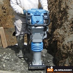 Tamper a vibrazione | Costipatore piastra vibrante verticale 70kg a Oderzo Il tamper a vibrazione è la soluzione perfetta per la compattazione di vari materiali, dal giardinaggio alla costruzione. Il costipatore piastra vibrante verticale 70kg offre una forza d’impatto a terra di 16.4 kN e una frequenza di impatto di 660/min.