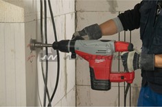 Perforatore in lavorazione muratura 