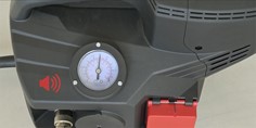 Pompa per vuoto con presa di commutazione integrata e separatore d'acqua, garantisce fissaggio sottovuoto sicuro e stabile. 