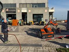 Robot da demolizione compatto e portatile per spazi ristretti e aree difficili 