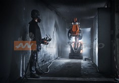 Robot da demolizione con luci a LED potenti per migliorare la visibilità 
