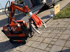 Robot da demolizione con luci LED luminose per migliorare la visibilità in cantiere 