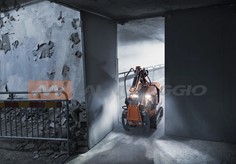 Robot da demolizione con angolo di pendenza massima di 30° 