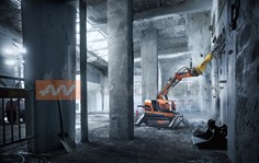 Robot da demolizione con protezione delle parti vitali e gestione del calore 