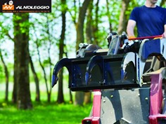 Dingo con scarificatore per aerazione del prato e preparazione del terreno 