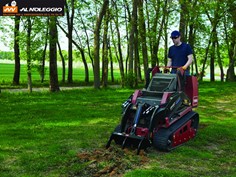 Accessorio Dingo con denti in acciaio temprato per sgretolare il terreno 
