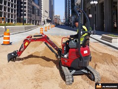 Noleggio Micro escavatore 12 quintali a Treviso con pompe a pistoni assiali Il micro escavatore 12 quintali è dotato di pompe a pistoni assiali che garantiscono prestazioni superiori.